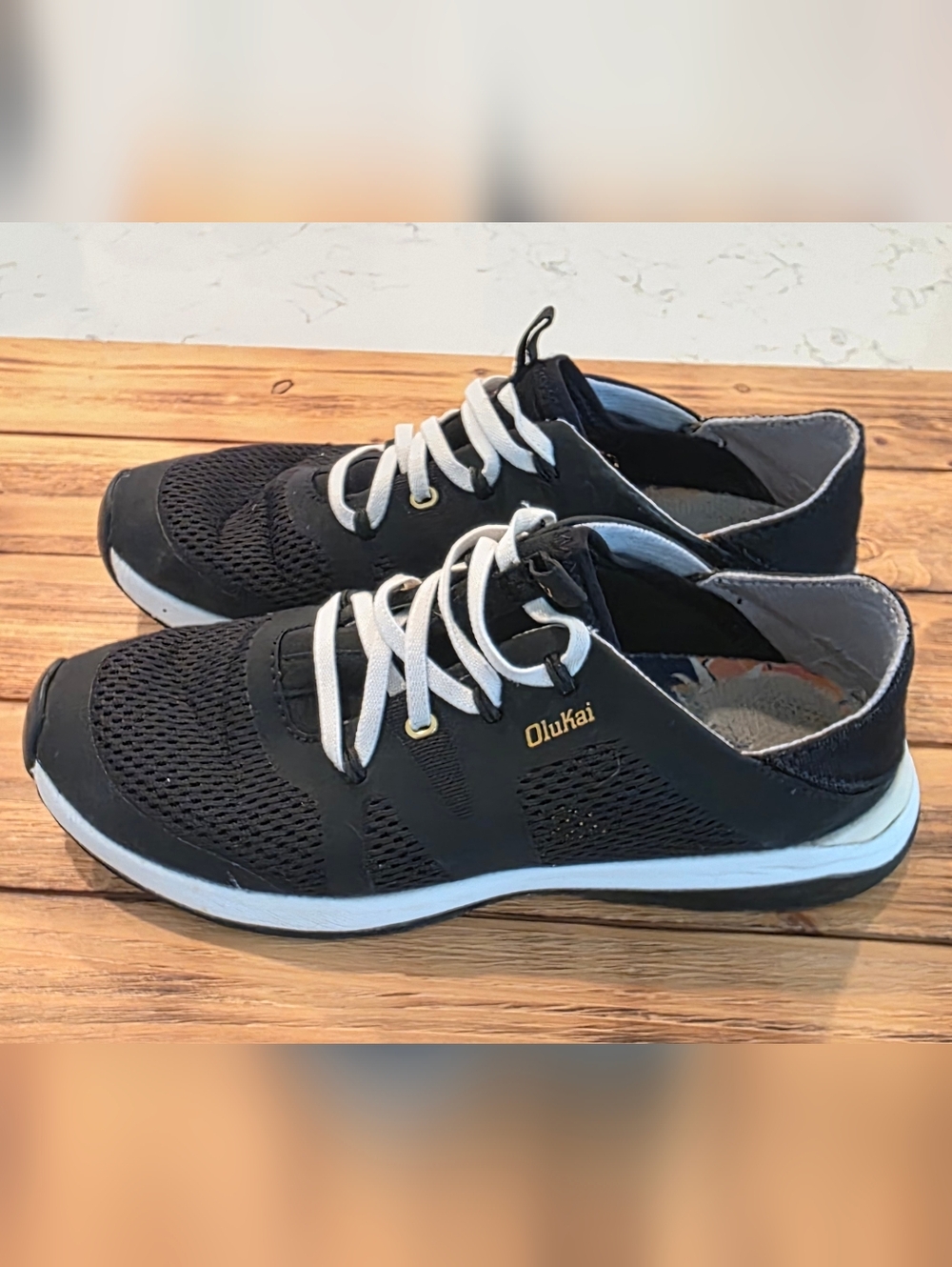 Olukai Black Mesh Lace-Up Sneakers with White Laces Womens Size 8.5